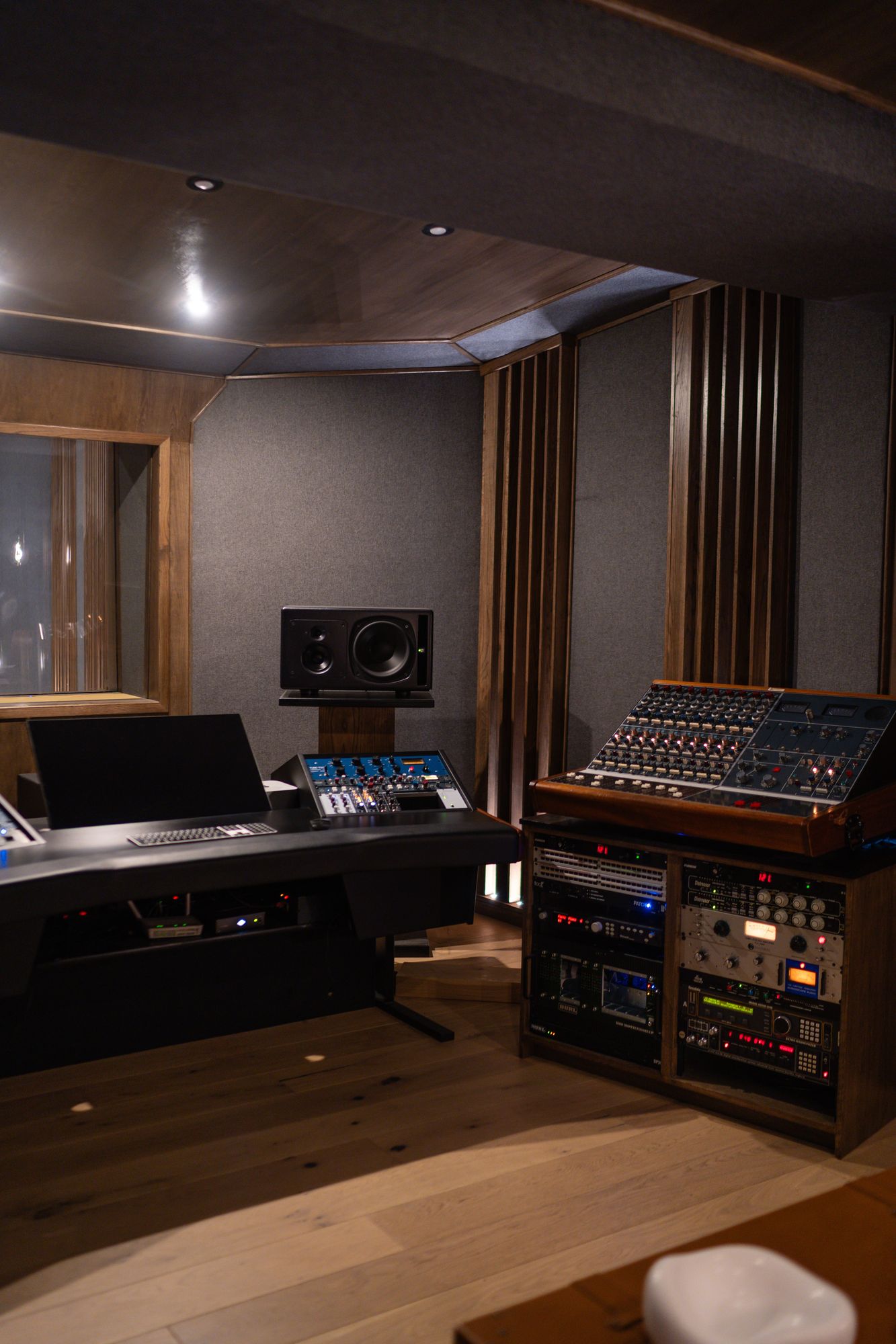 Vista completa del Estudio A con Neve BCM10 y outboard rack