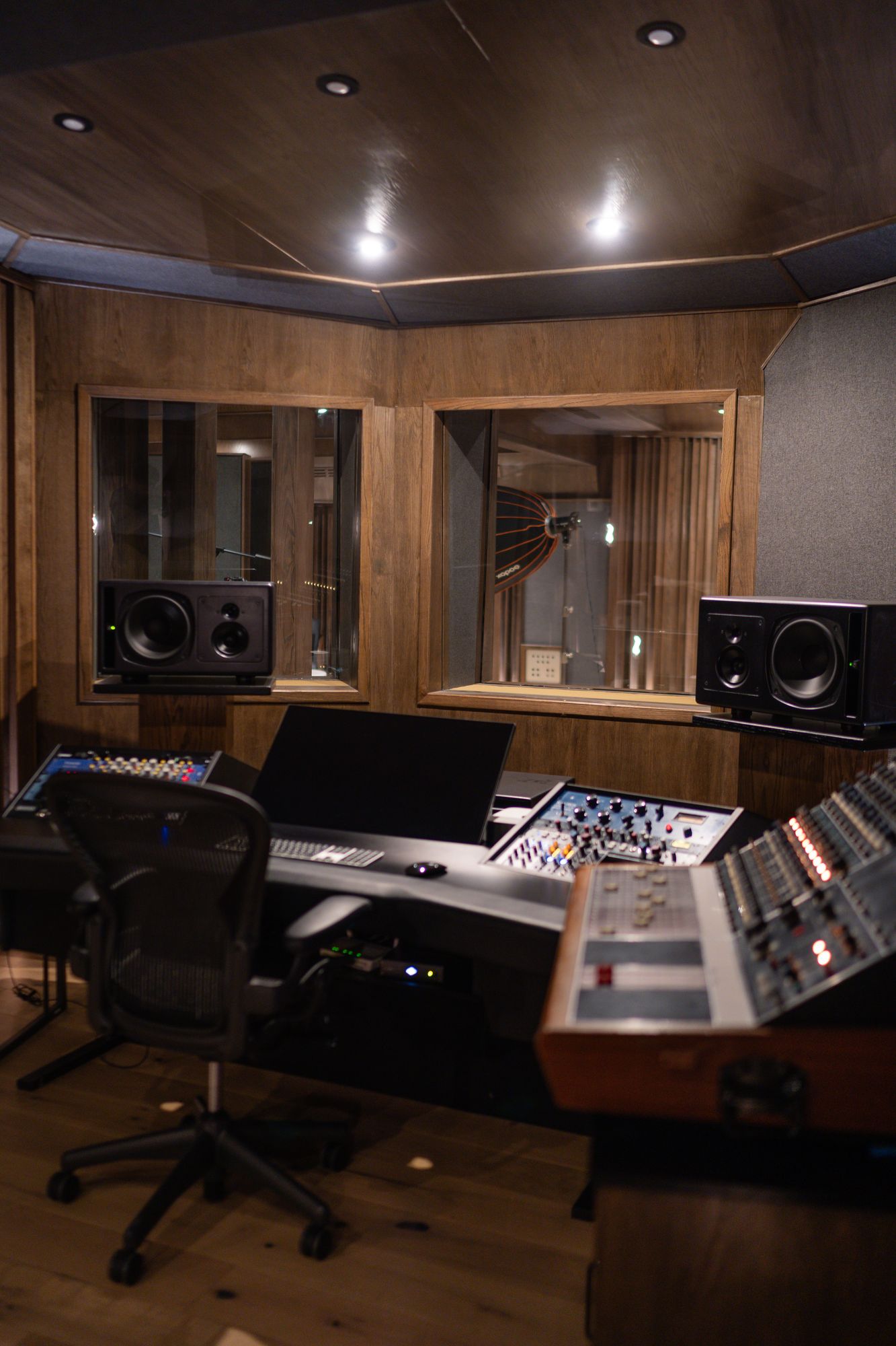 Control room del Estudio A con PSI Audio y consola Neve