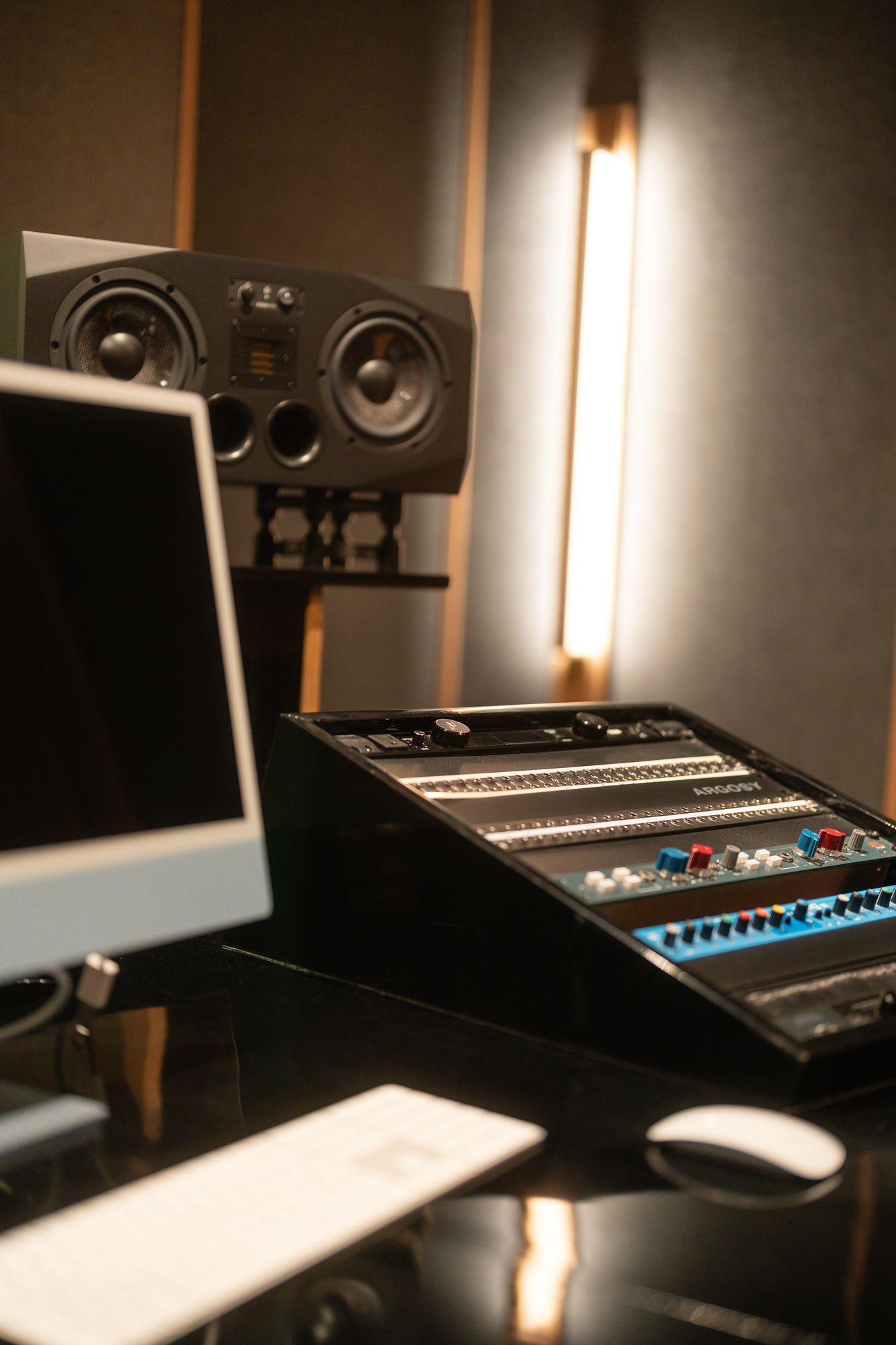 Consola y monitores ADAM del Estudio B